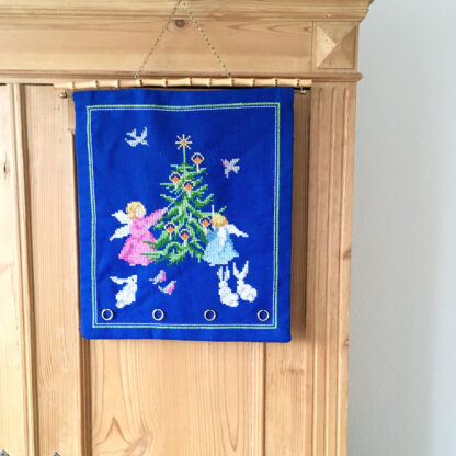 Retro adventskalender med juletræ og engle - Byguldbrandt